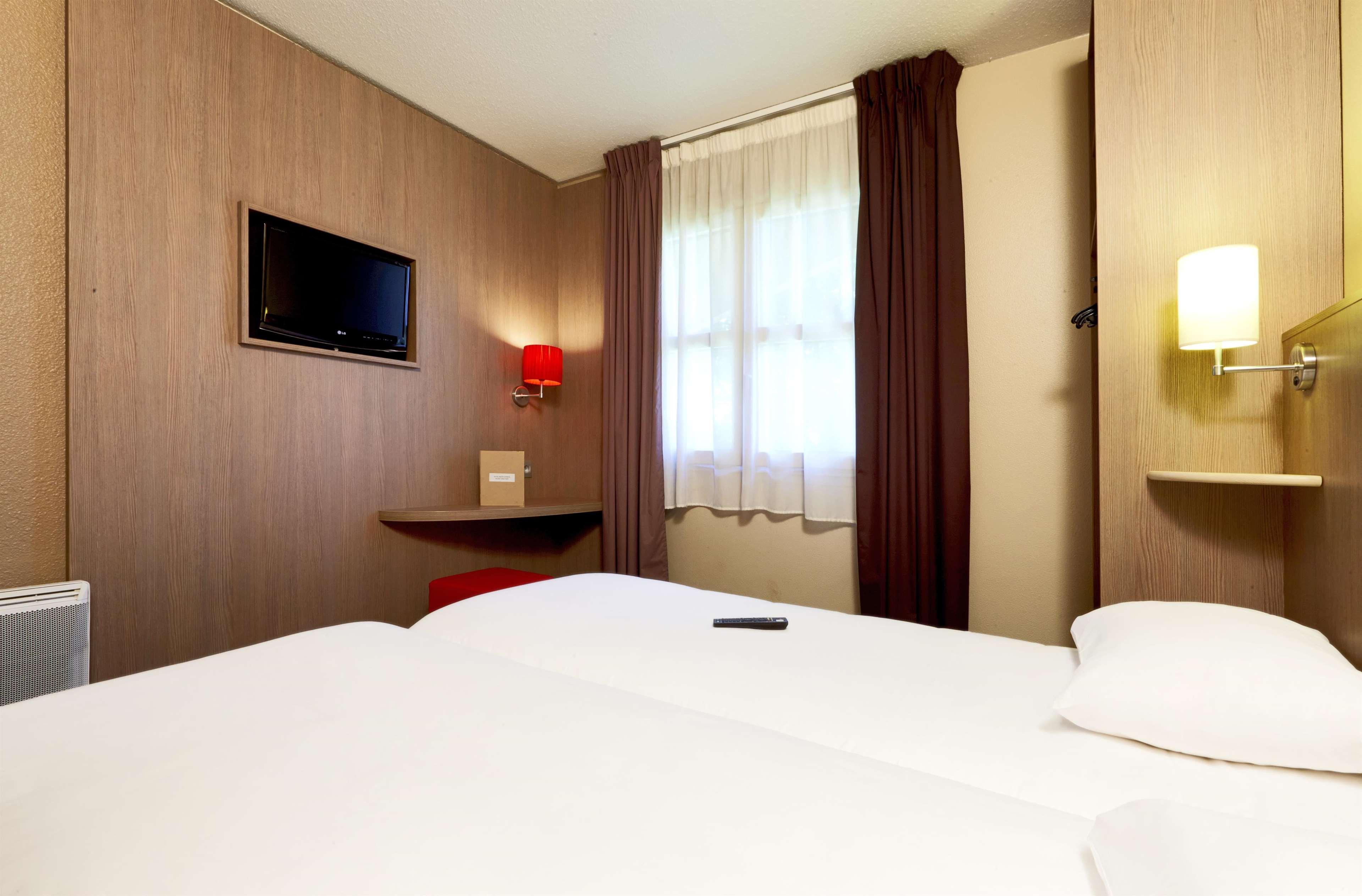 Brit Hotel Essentiel Cholet Exterior foto
