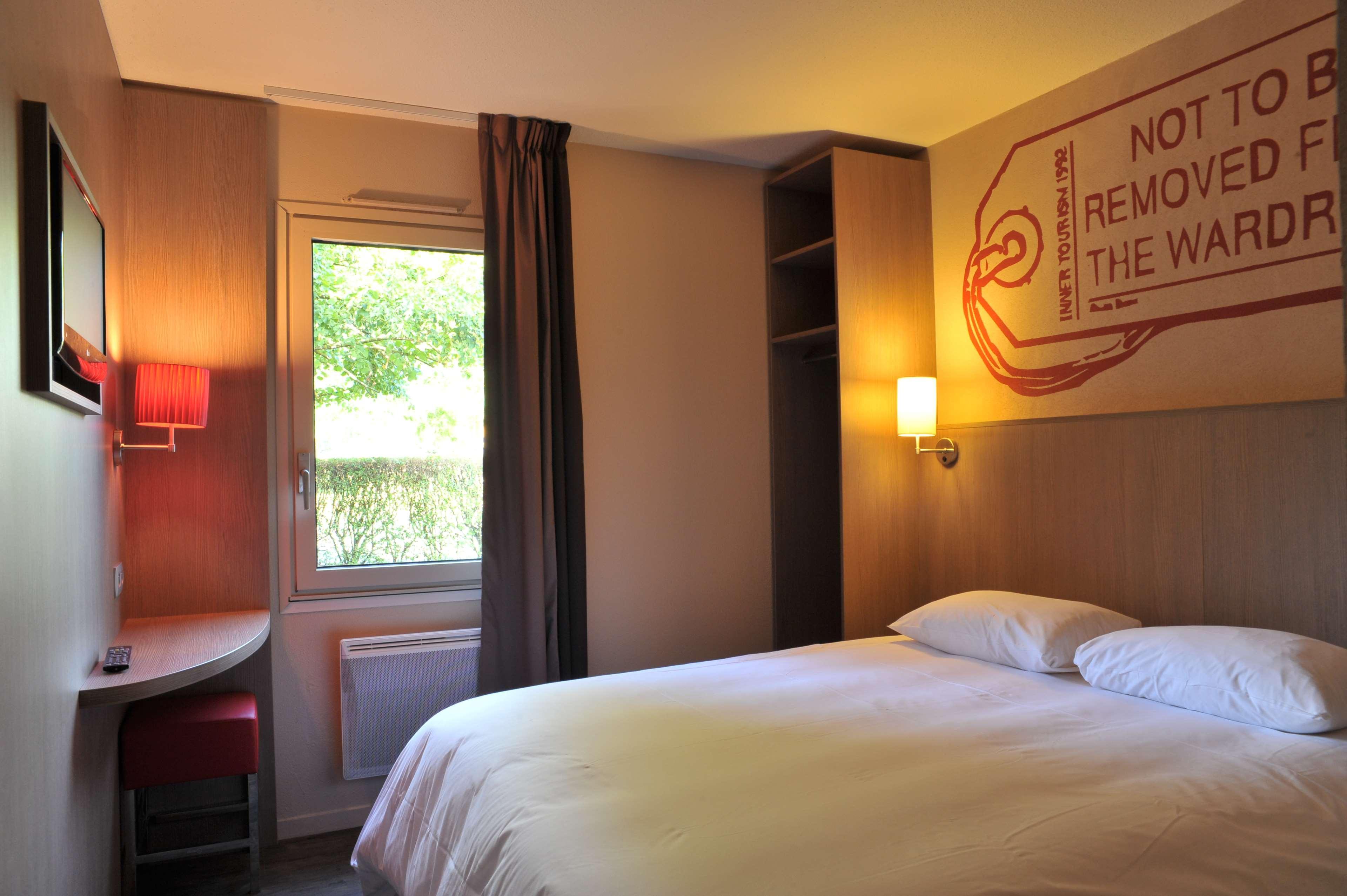 Brit Hotel Essentiel Cholet Exterior foto